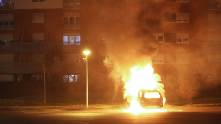 Revelion tumultuos la Strasbourg. 200 de mașini au fost incendiate!